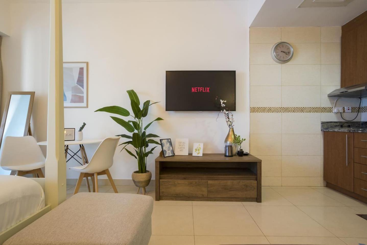 Guestready Homes - Cream & Grey Apartment *